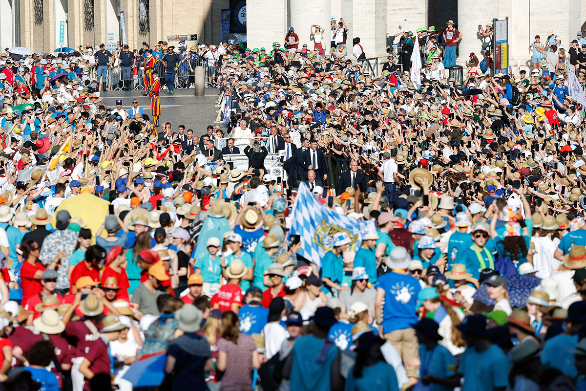 Pope: Jesus’ presence in Eucharist helps faithful be truly present for others