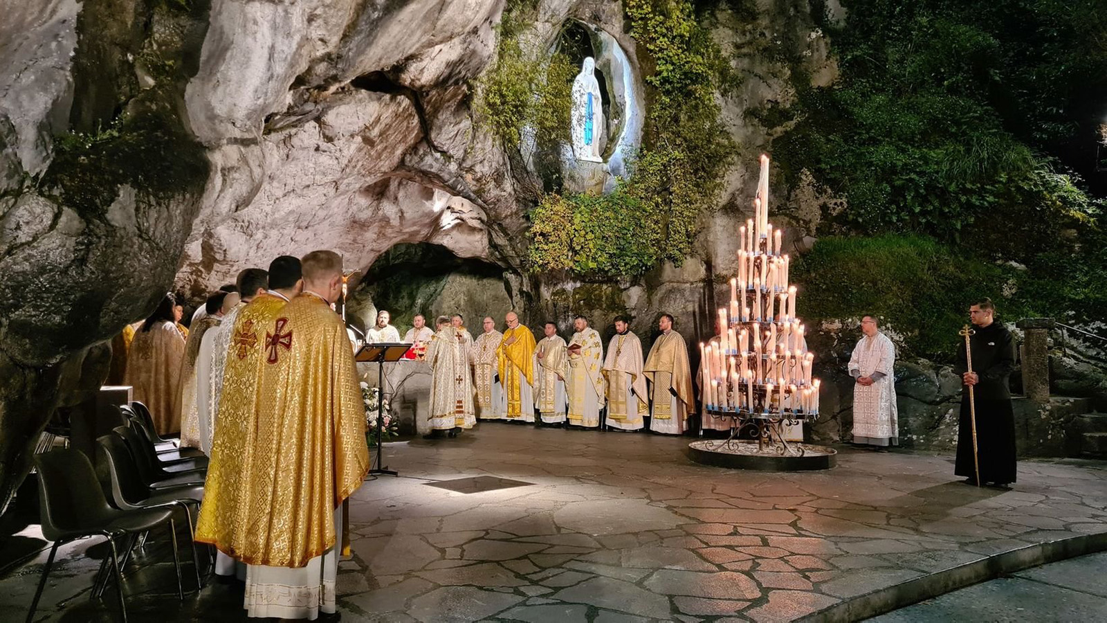 Ukrainian pilgrims gather at Lourdes to pray for peace