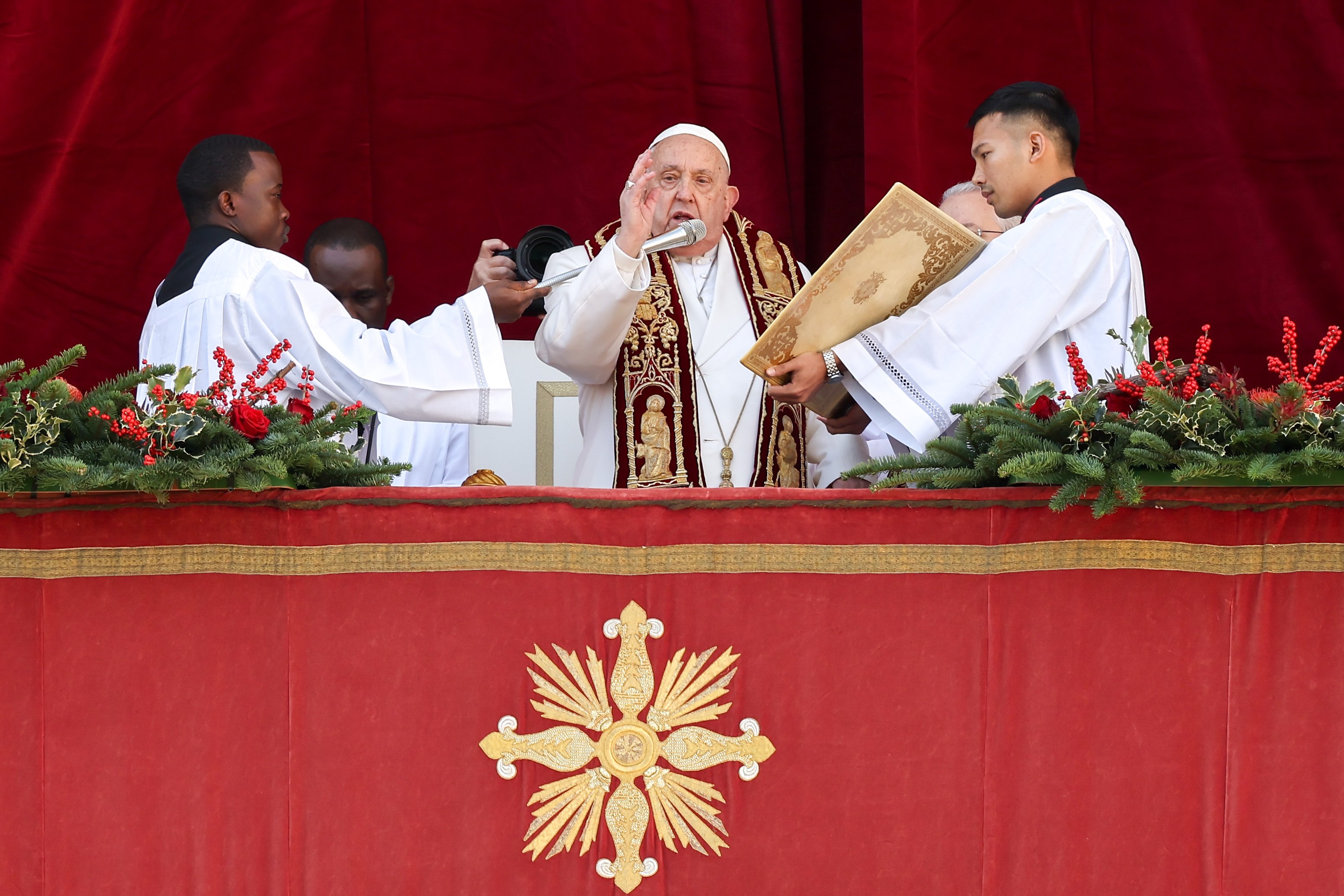 Pope urges war-torn world to walk through door of peace on Christmas